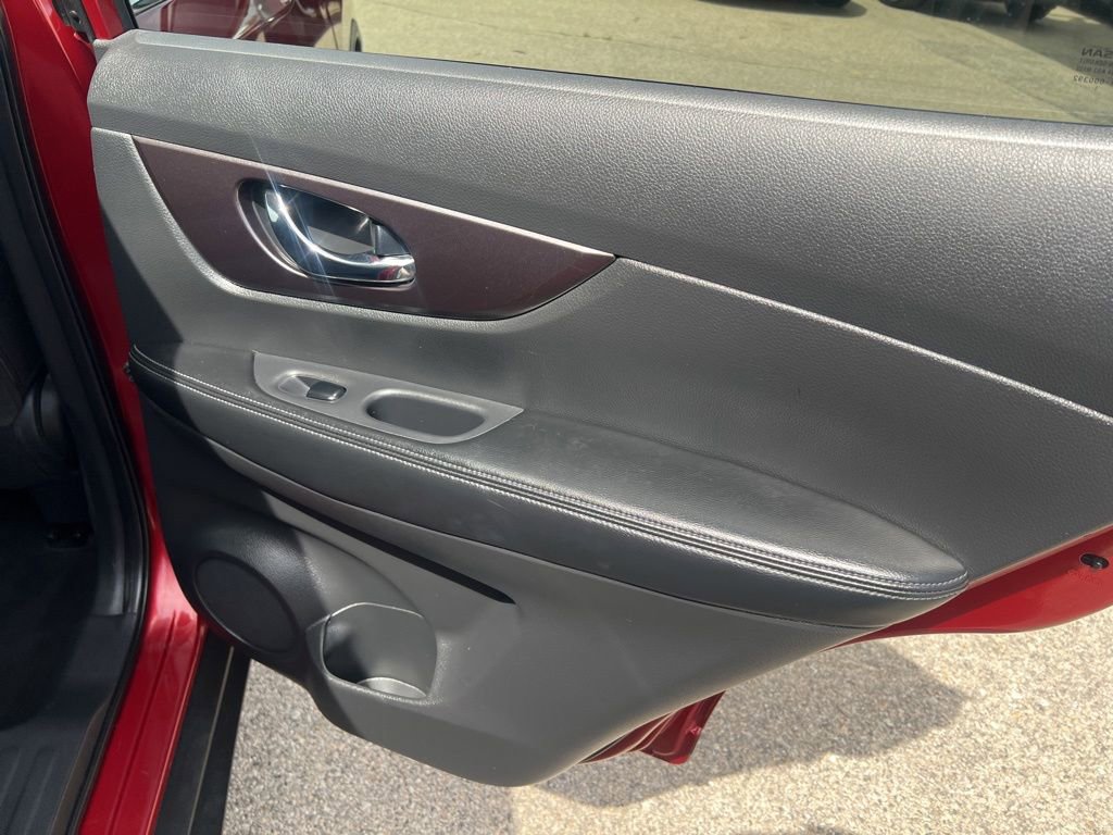 Used 2016 Nissan Rogue SV AWD/4WD image 15
