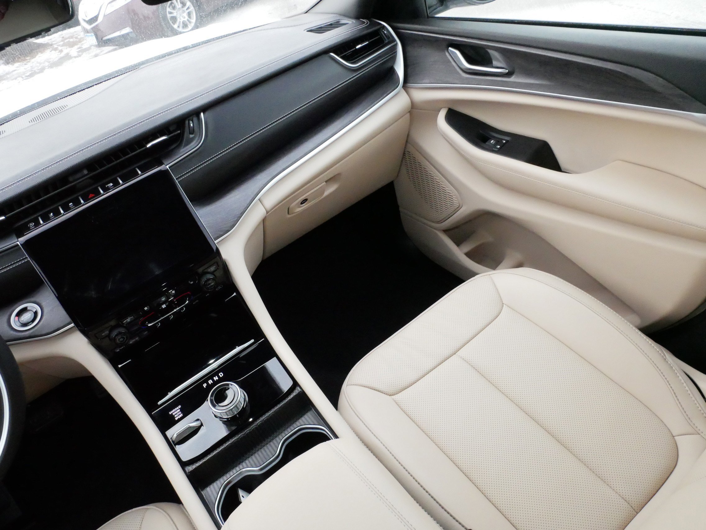 Used 2025 Jeep Grand Cherokee Limited w/ Luxury Tech Group II image 11