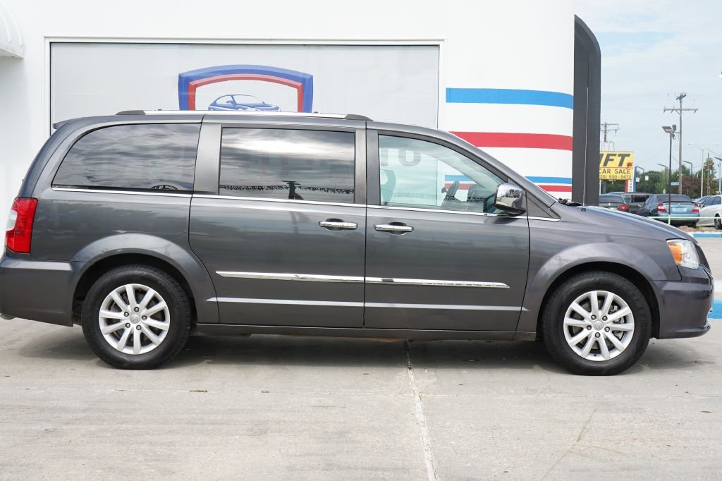 Used 2016 Chrysler Town & Country Limited Platinum