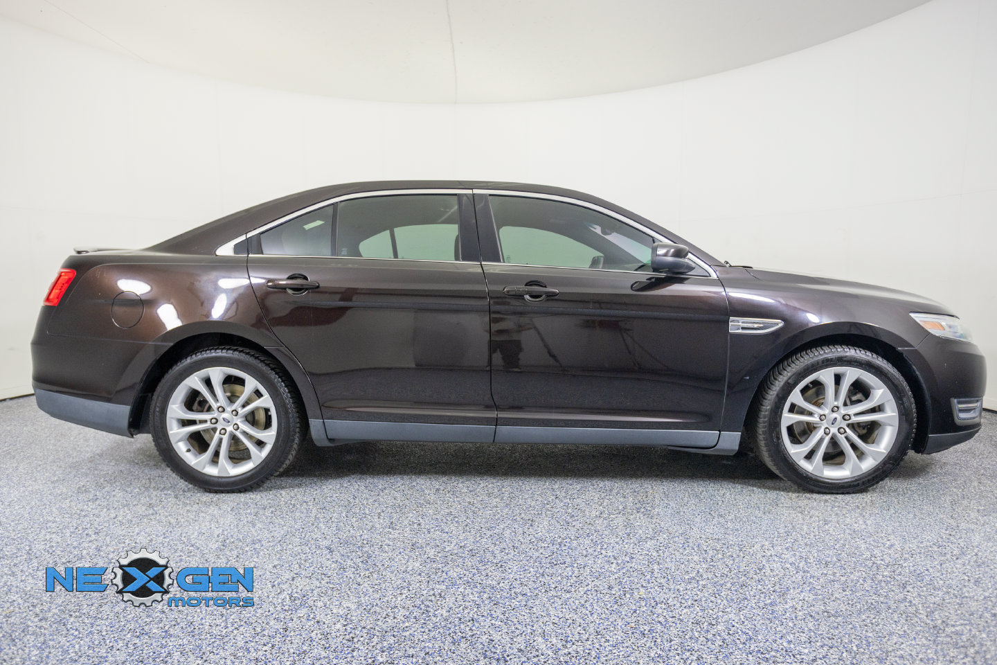 Used 2013 Ford Taurus SEL FWD image 9
