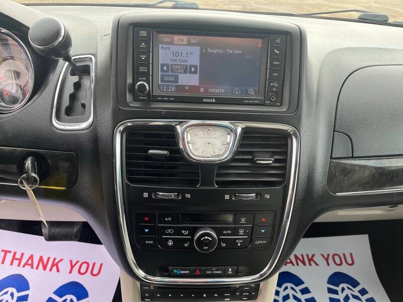 Used 2014 Chrysler Town & Country Touring w/ Driver Convenience Group image 18