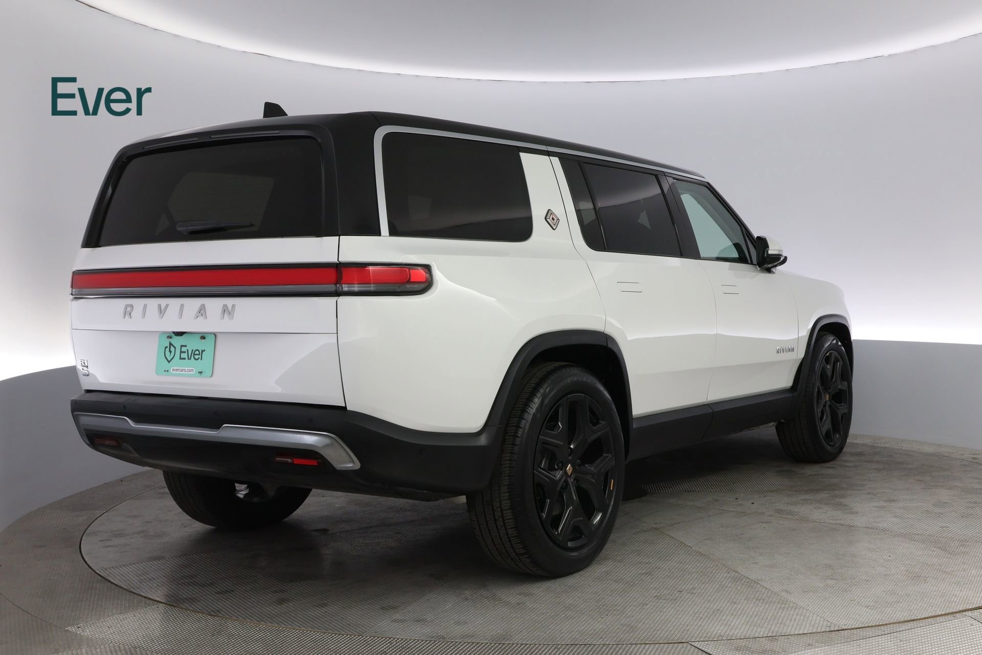 Used 2024 Rivian R1S Adventure image 3