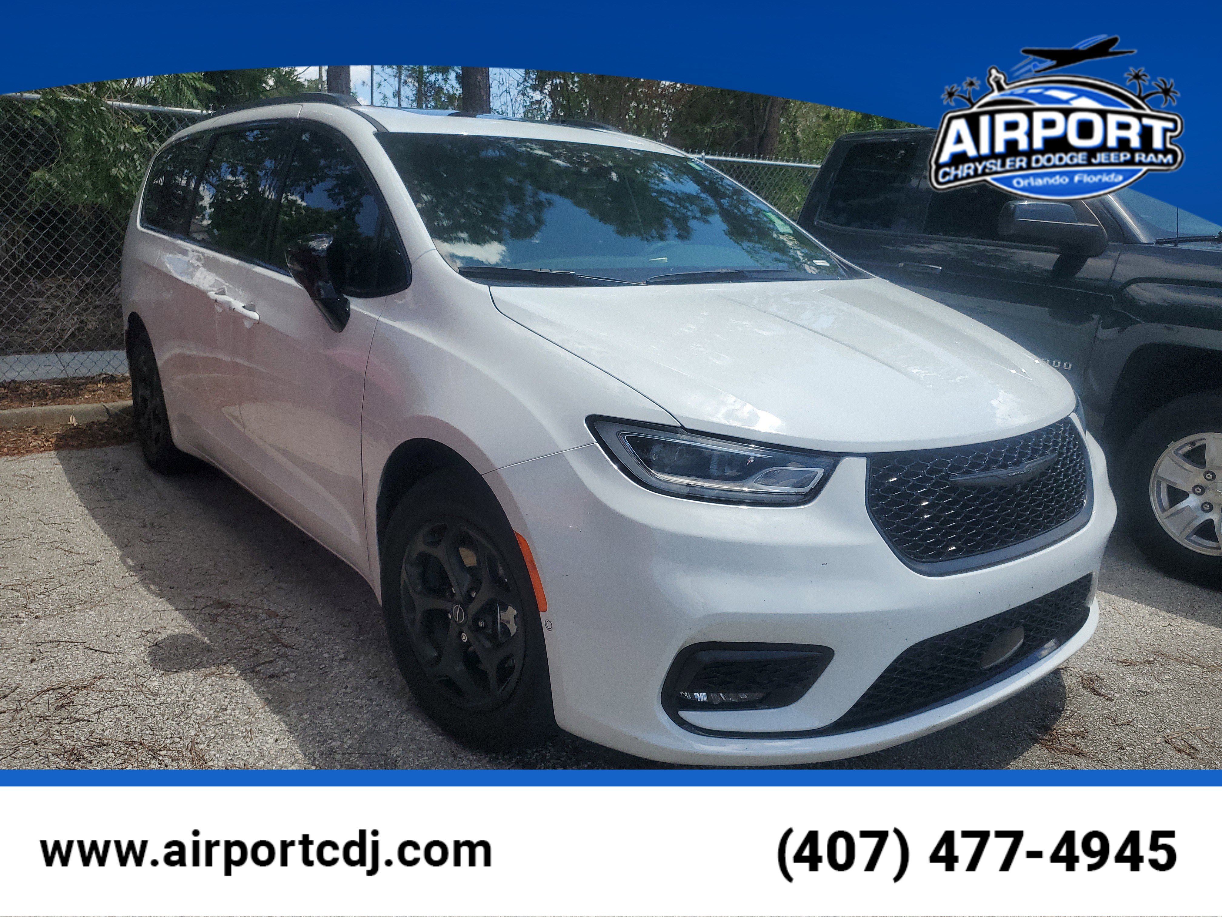 Used 2025 Chrysler Pacifica Premium FWD image 1