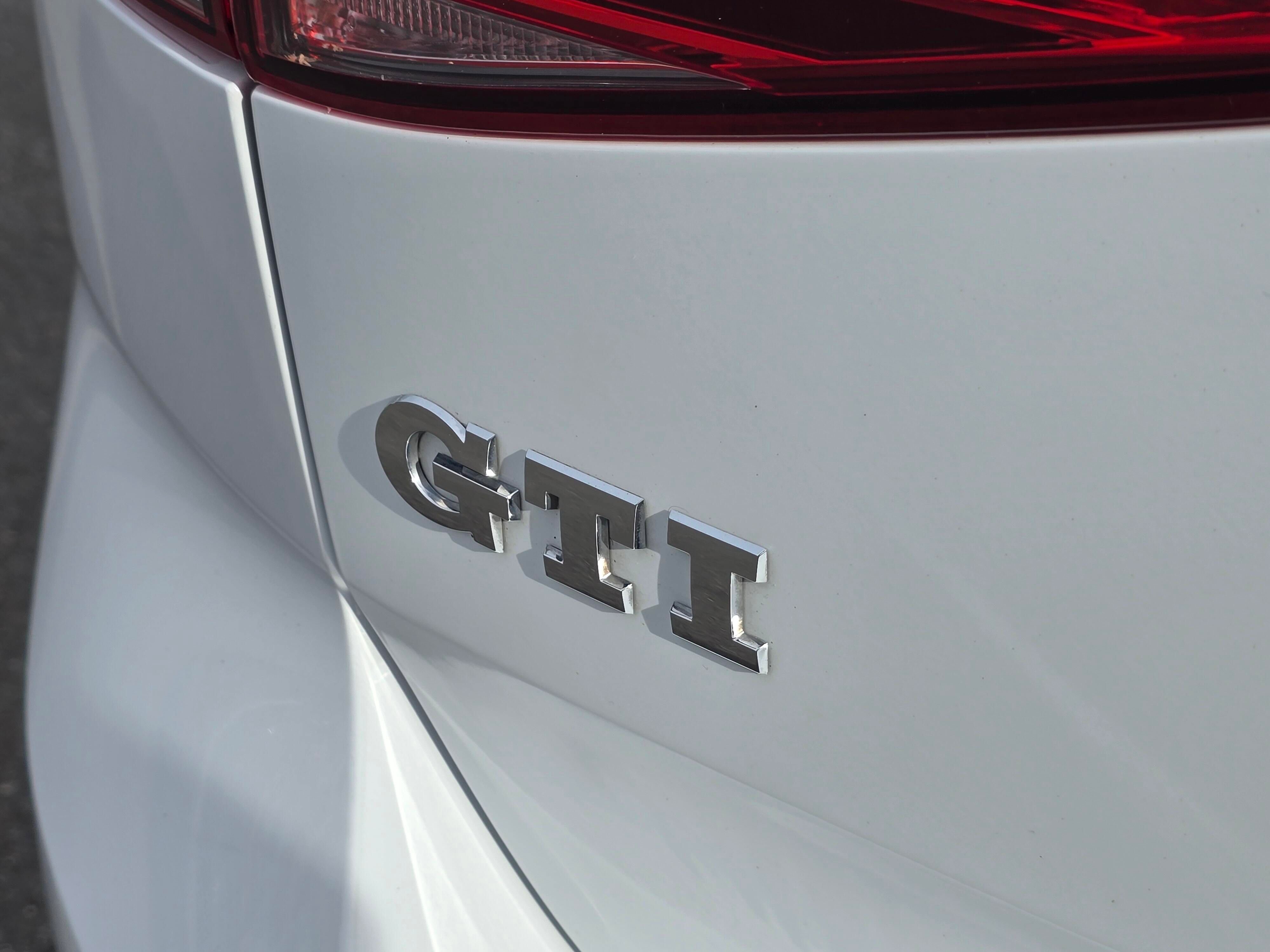 Used 2015 Volkswagen GTI SE FWD image 9