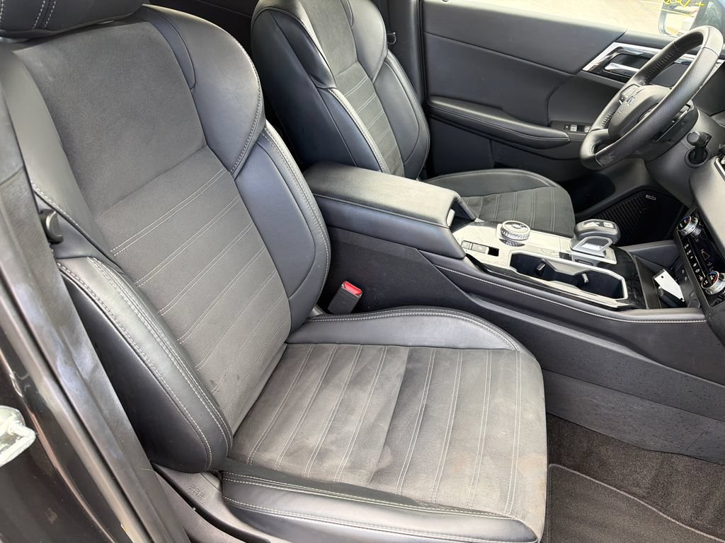 Used 2025 Mitsubishi Outlander SE FWD image 13