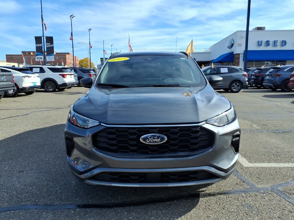 Certified 2023 Ford Escape ST-Line w/ Tech Pack #1 AWD/4WD image 3