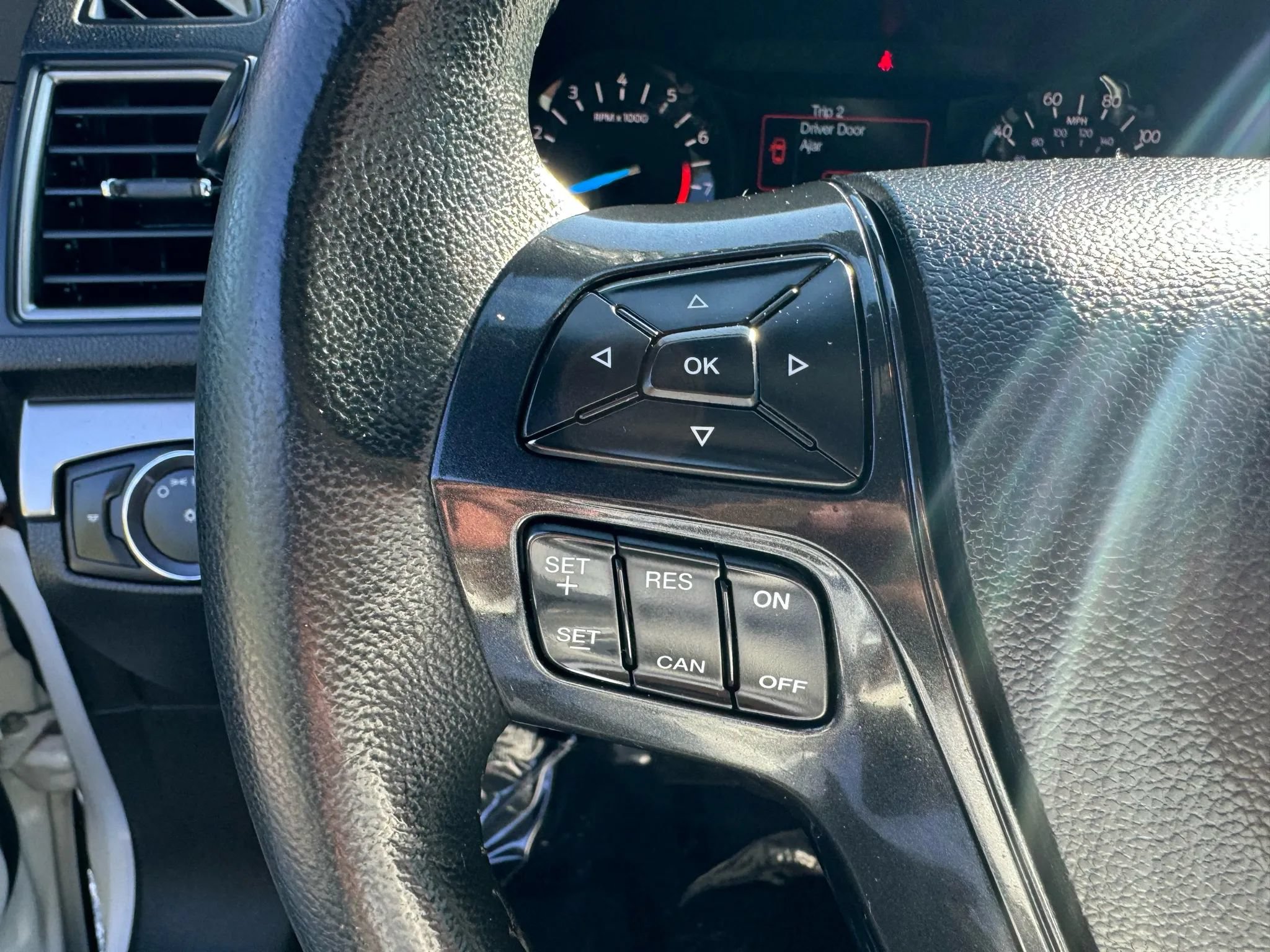 Used 2018 Ford Explorer XLT AWD/4WD image 16