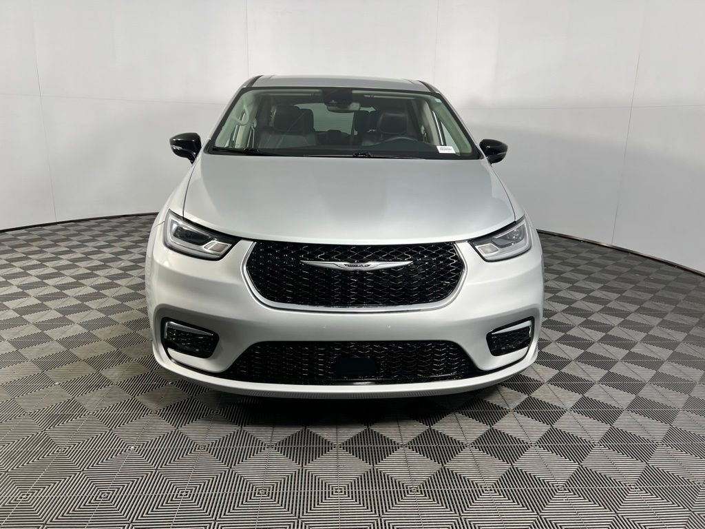 Used 2024 Chrysler Pacifica Touring-L image 12