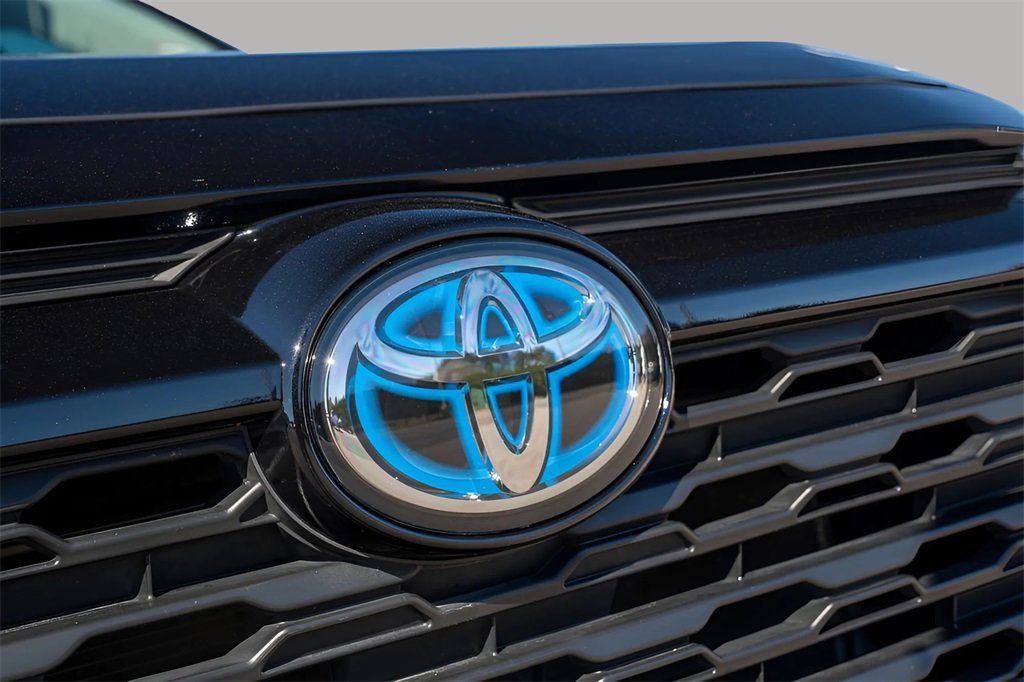 Used 2022 Toyota RAV4 XLE Premium image 3