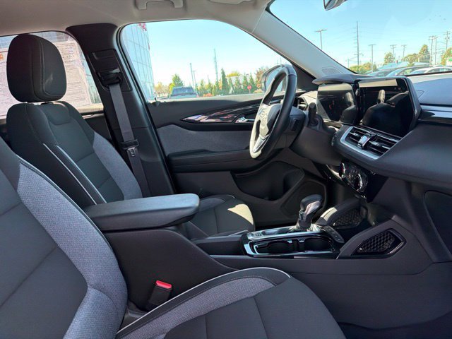 Used 2024 Chevrolet TrailBlazer LT w/ LT Cold Weather Package FWD image 30