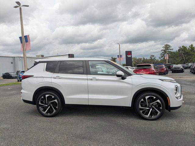 Used 2022 Mitsubishi Outlander SE image 2