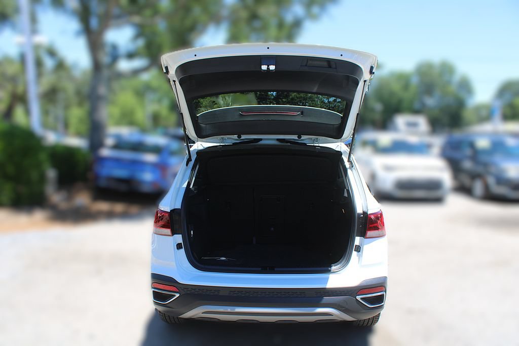 Used 2023 Volkswagen Taos SE w/ Panoramic Sunroof Package FWD image 9