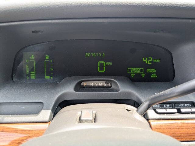 Used 2003 Ford Crown Victoria LX RWD image 18