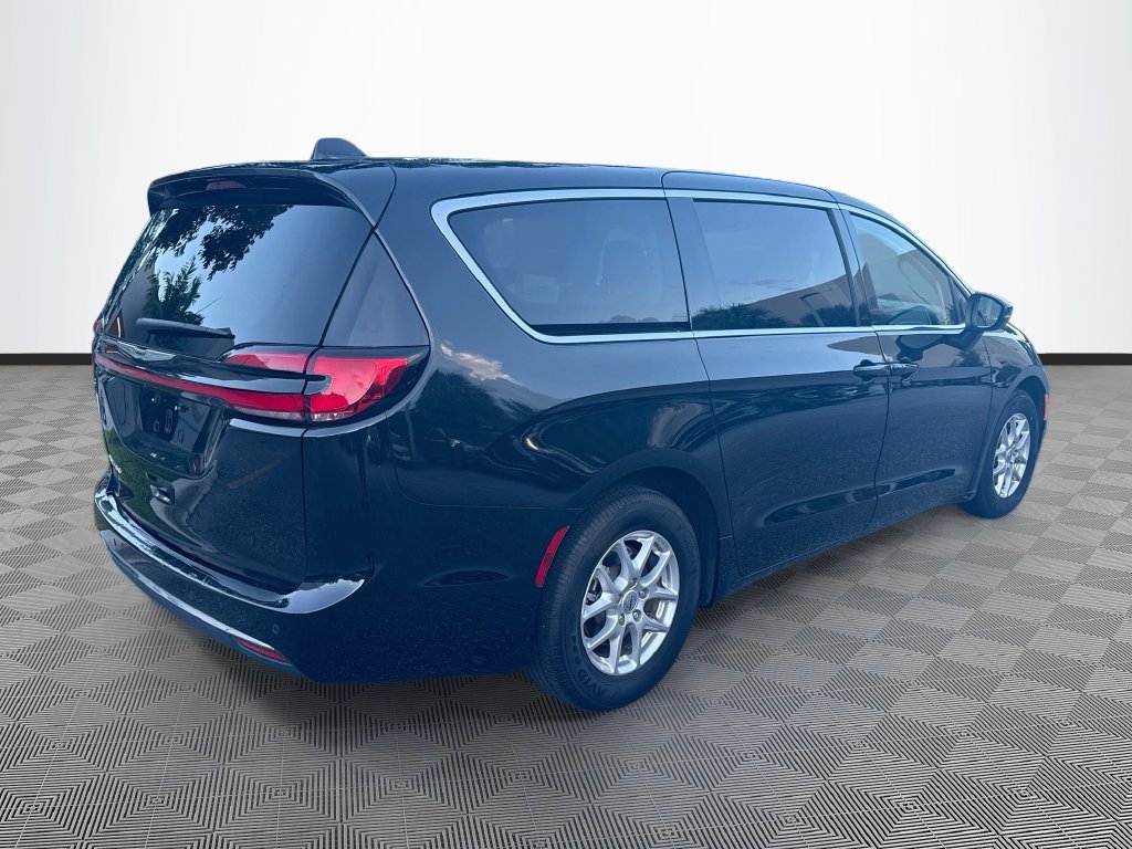 Used 2023 Chrysler Pacifica Touring-L FWD image 6