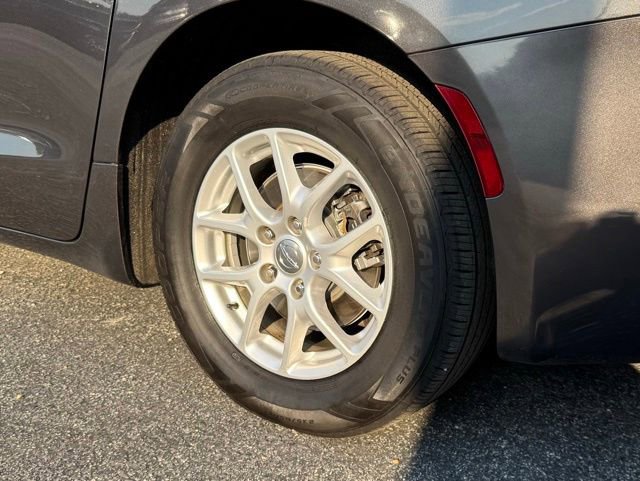 Used 2017 Chrysler Pacifica Touring FWD image 21