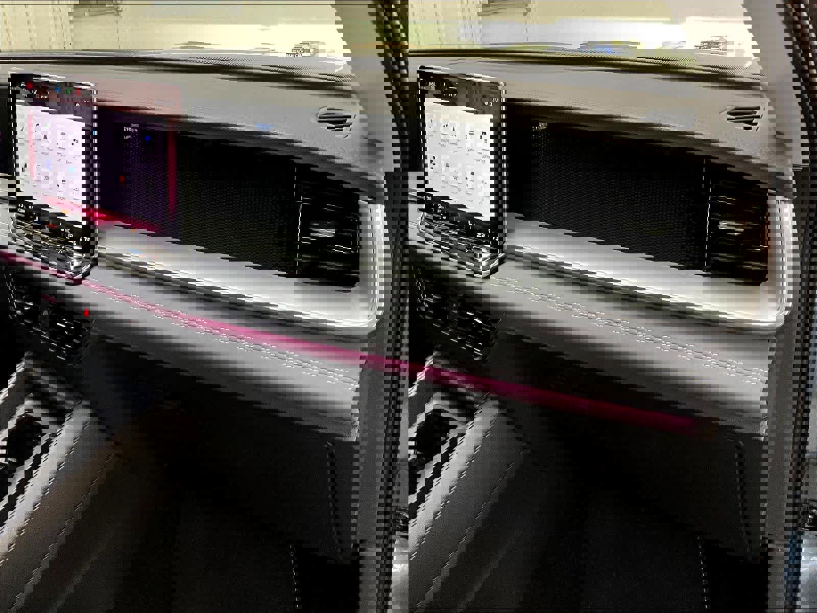 Used 2025 Volkswagen Tiguan SE w/ Panoramic Sunroof Package image 17