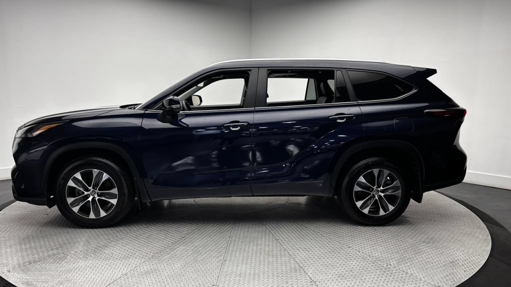Used 2025 Toyota Highlander XLE AWD/4WD image 4
