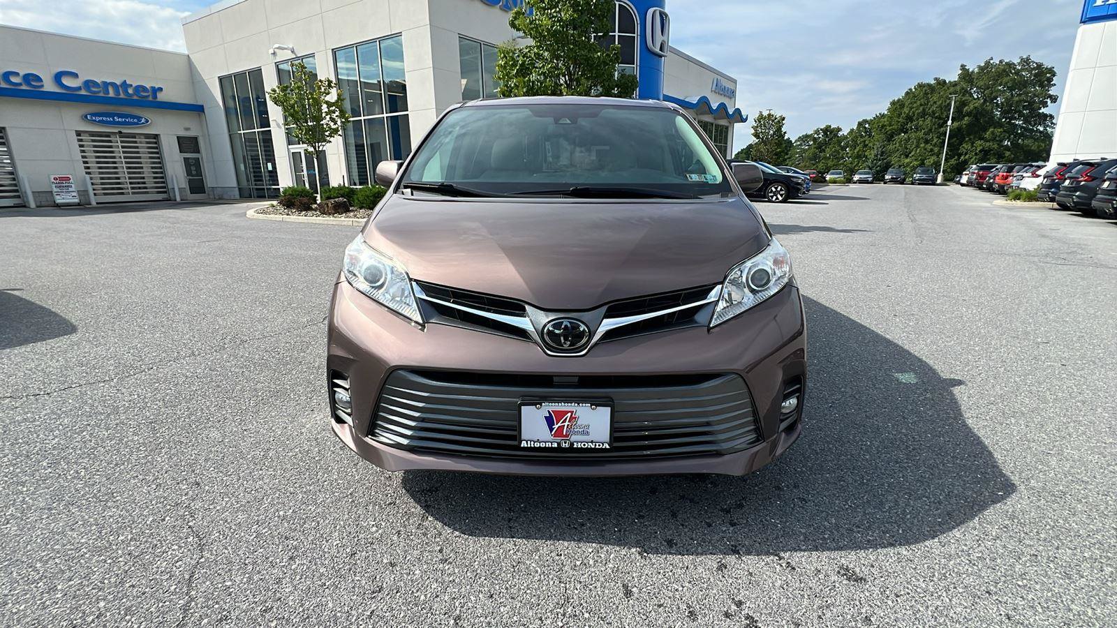 Used 2020 Toyota Sienna XLE w/ XLE Navigation Package FWD image 9
