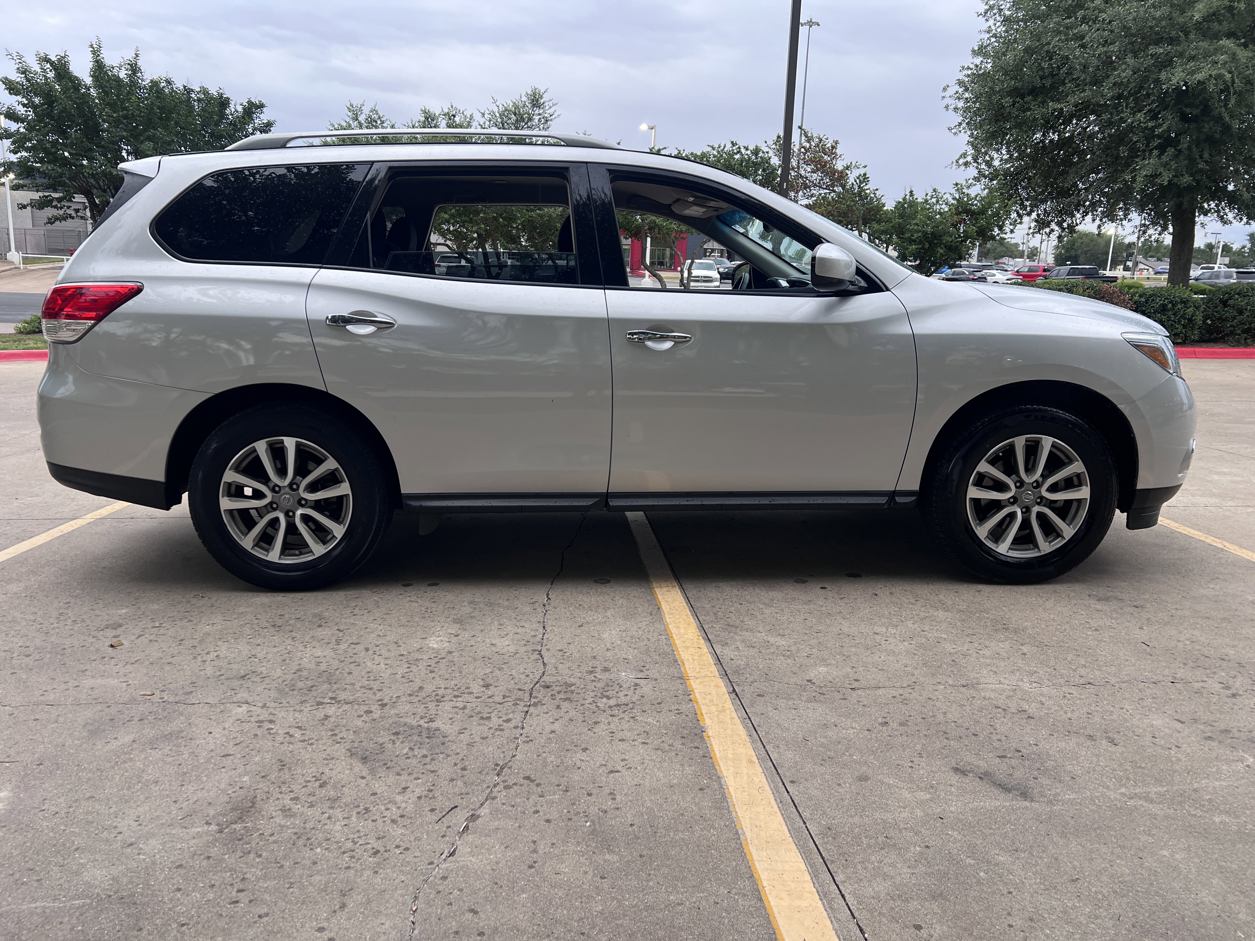 Used 2015 Nissan Pathfinder SV image 8