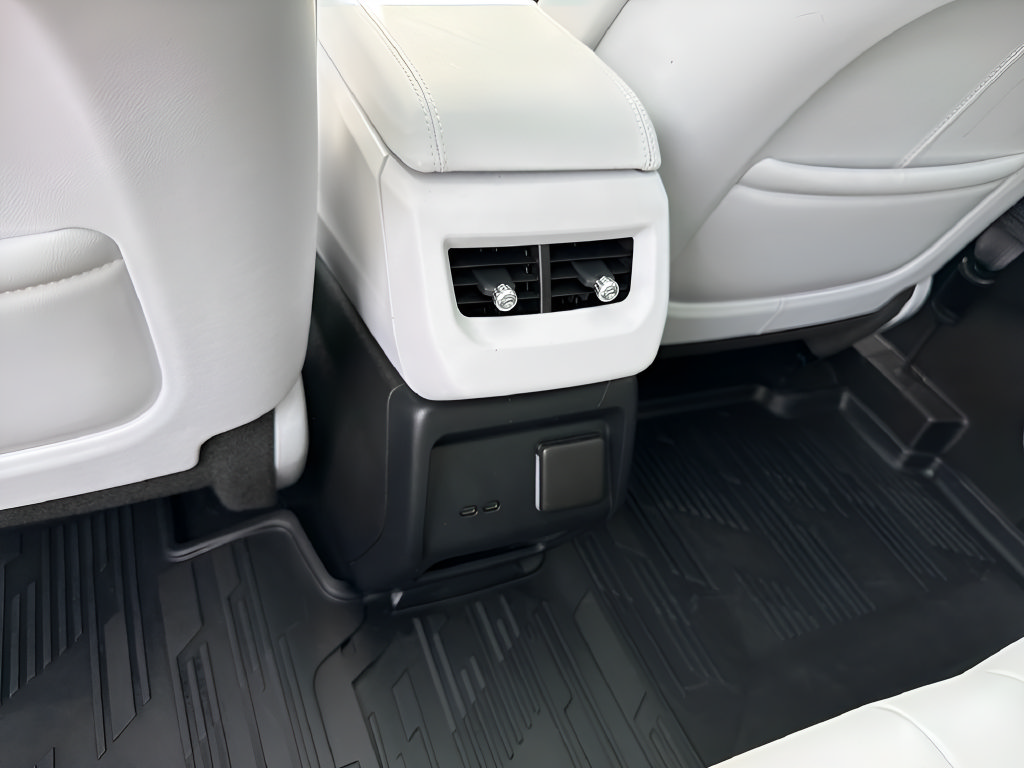 Certified 2025 Cadillac Optiq Sport 1 w/ LPO, Floor Liner Package AWD/4WD image 37