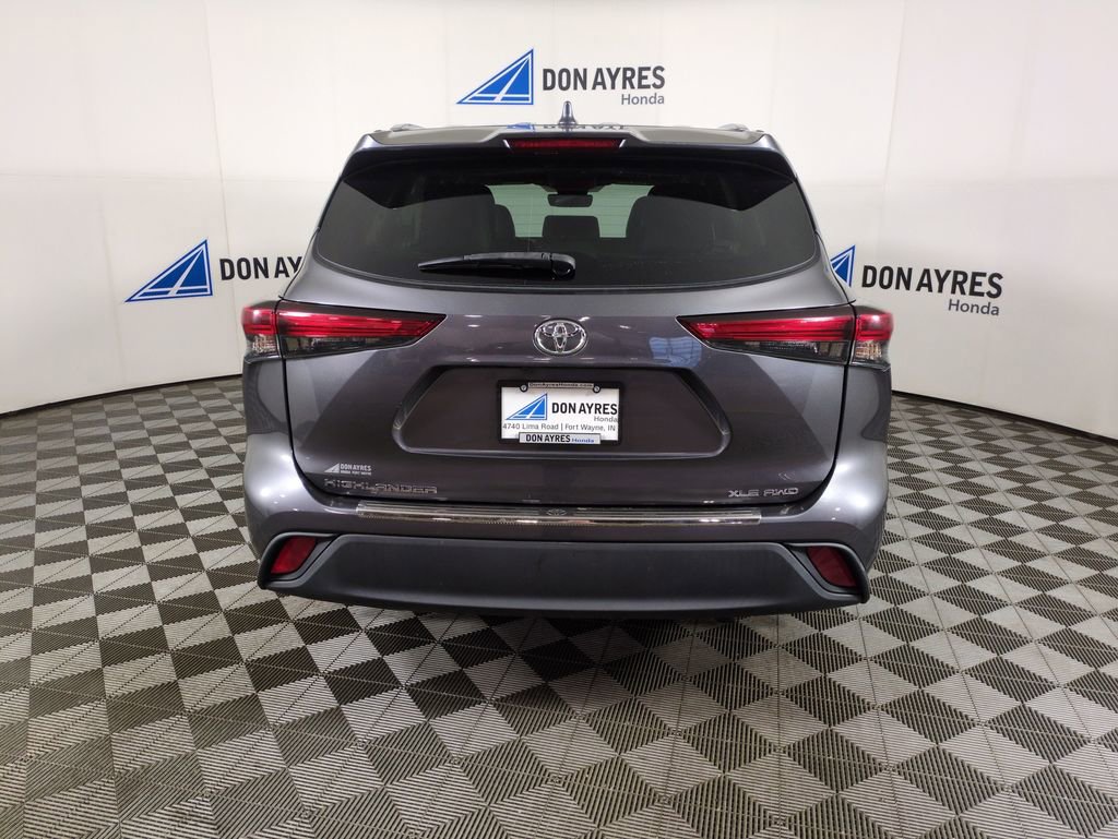 Used 2020 Toyota Highlander XLE image 4