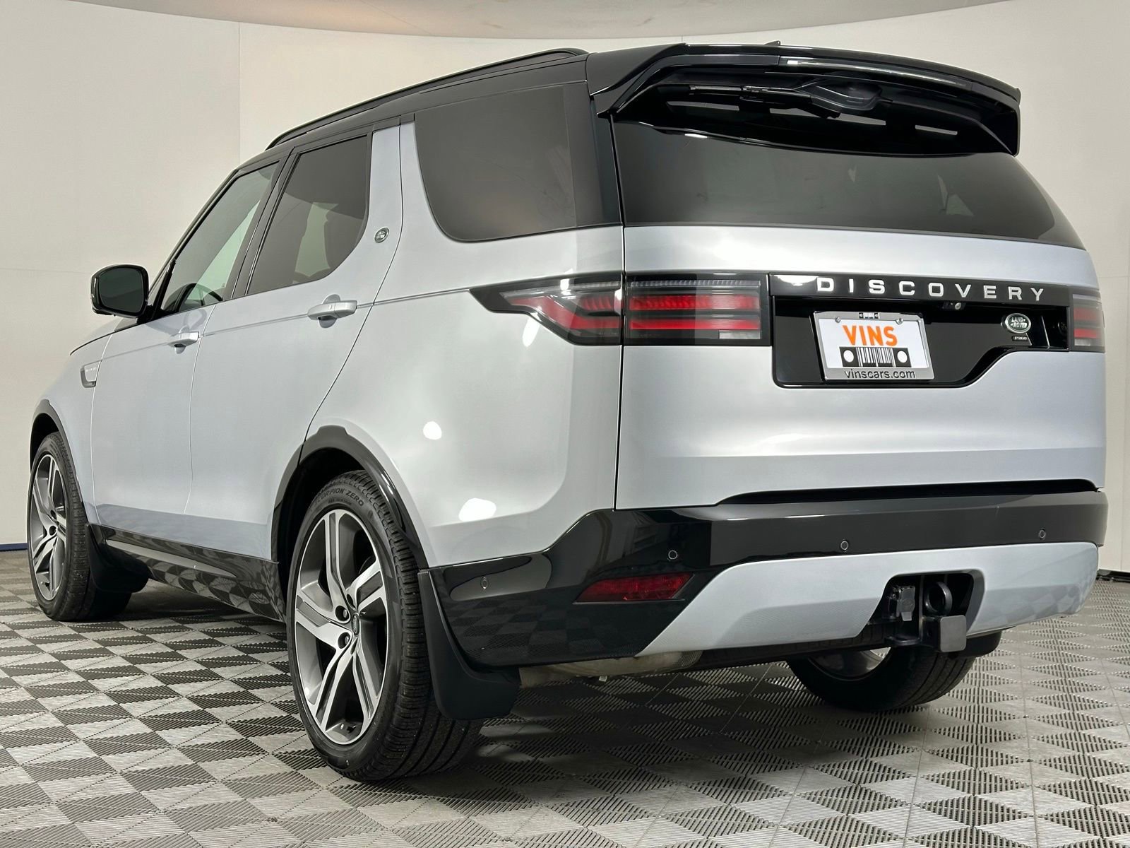 Used 2023 Land Rover Discovery Metropolitan Edition image 40