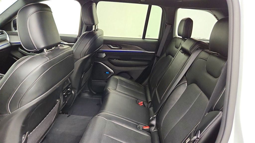 Used 2023 Jeep Grand Cherokee Overland AWD/4WD image 18