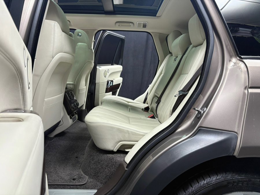 Used 2017 Land Rover Range Rover HSE image 32