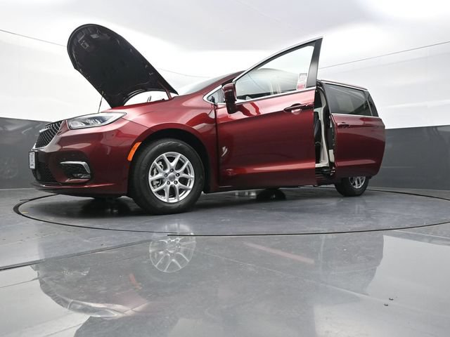 Used 2022 Chrysler Pacifica Touring-L FWD image 32