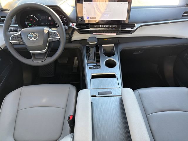 Used 2026 Toyota Sienna XLE FWD image 11