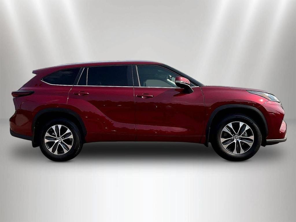 Used 2025 Toyota Highlander XLE FWD image 4