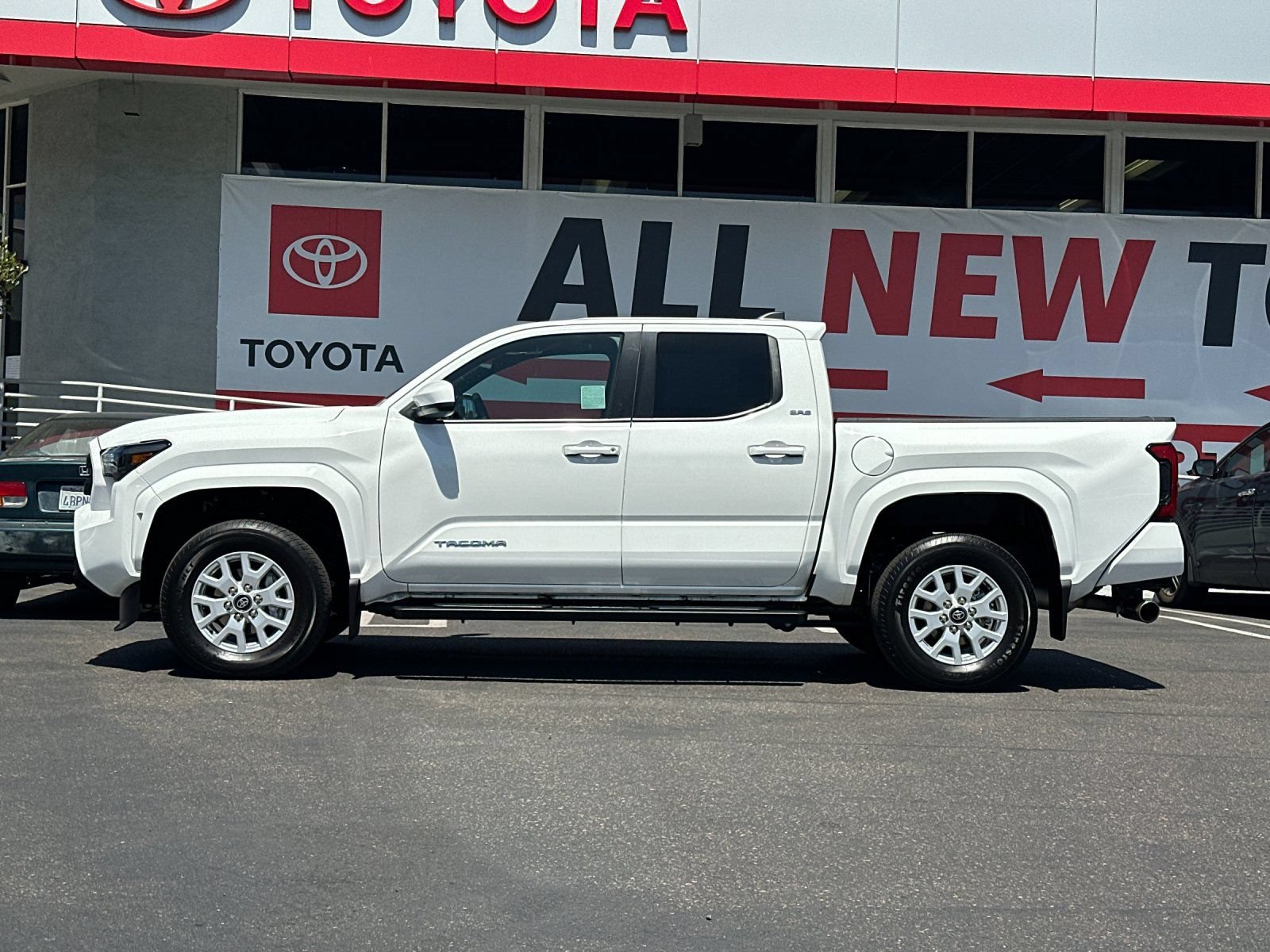 Used 2025 Toyota Tacoma SR5 AWD/4WD image 2