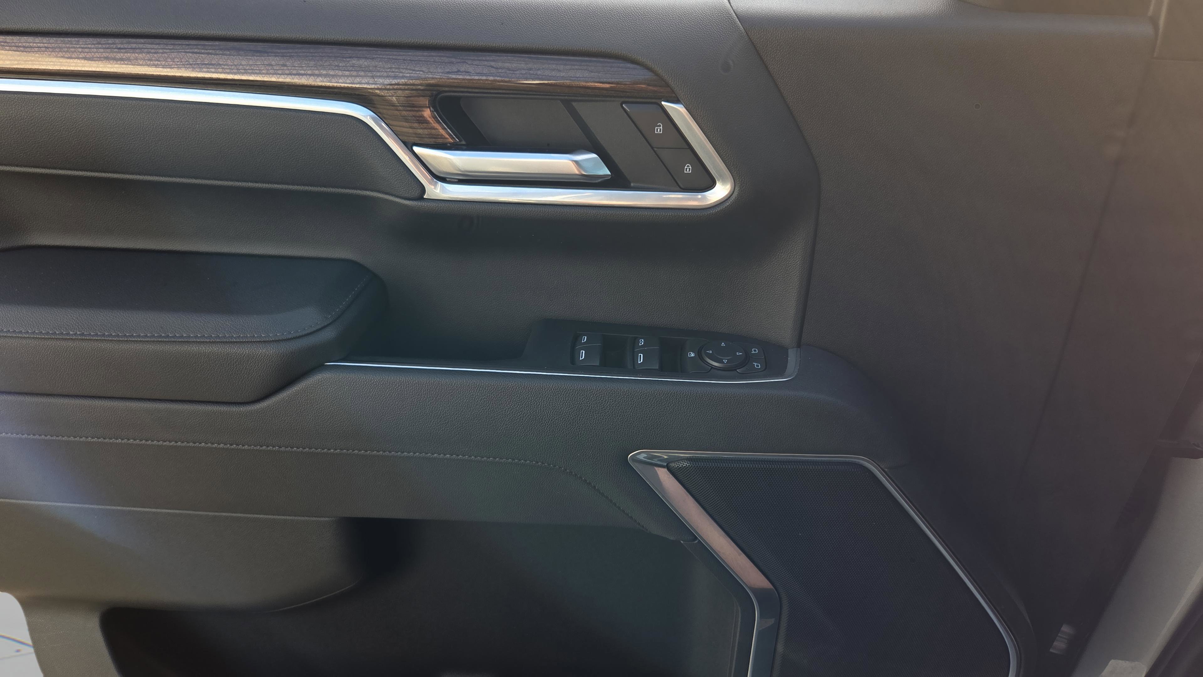 Used 2025 Chevrolet Silverado 1500 LT image 33