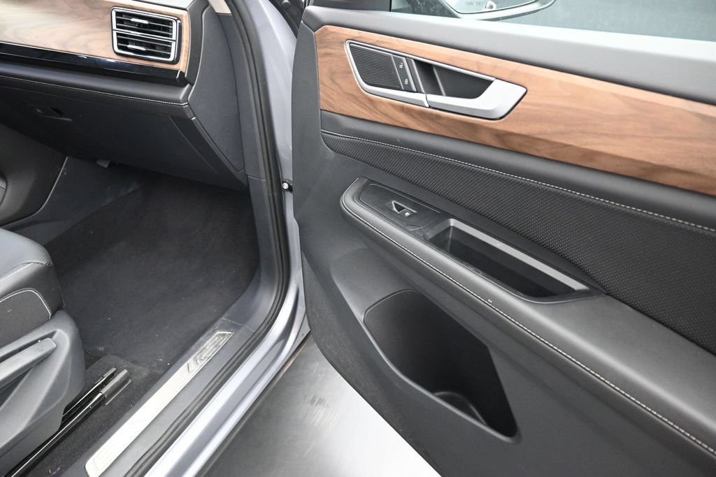 Used 2025 Volkswagen Atlas SE FWD image 24