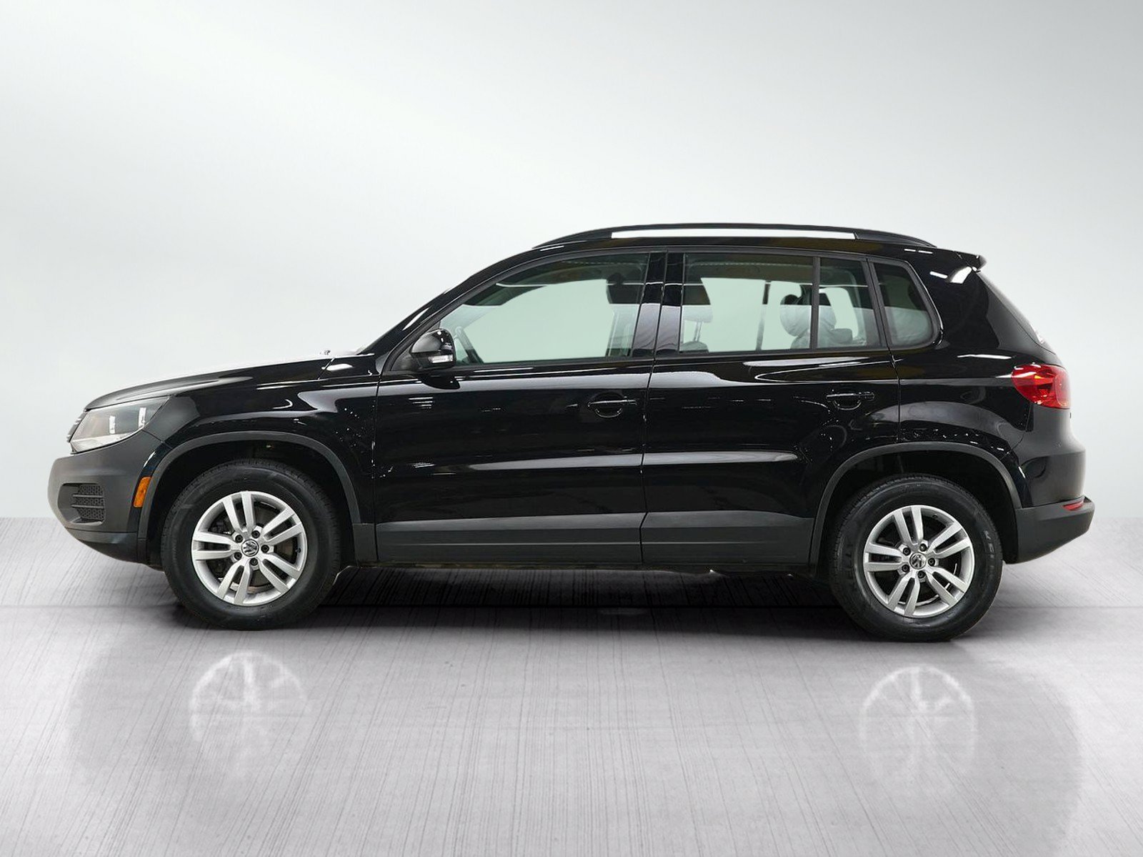 Used 2017 Volkswagen Tiguan S AWD/4WD image 2
