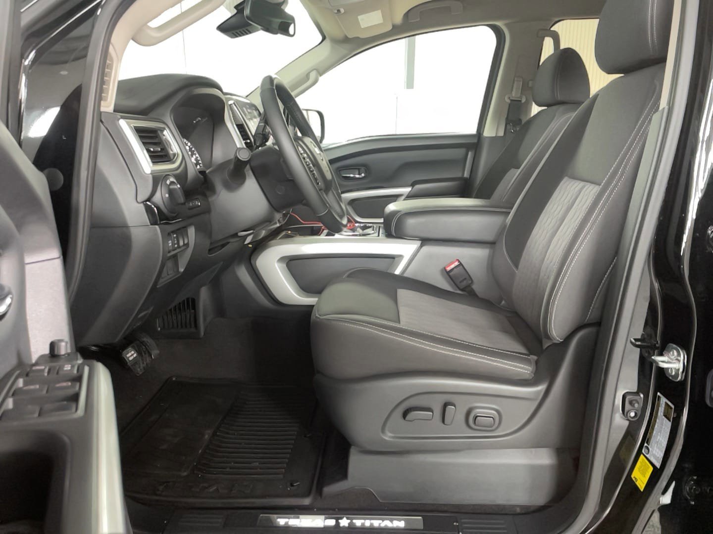 Used 2021 Nissan Titan SV w/ SV Convenience Package image 8