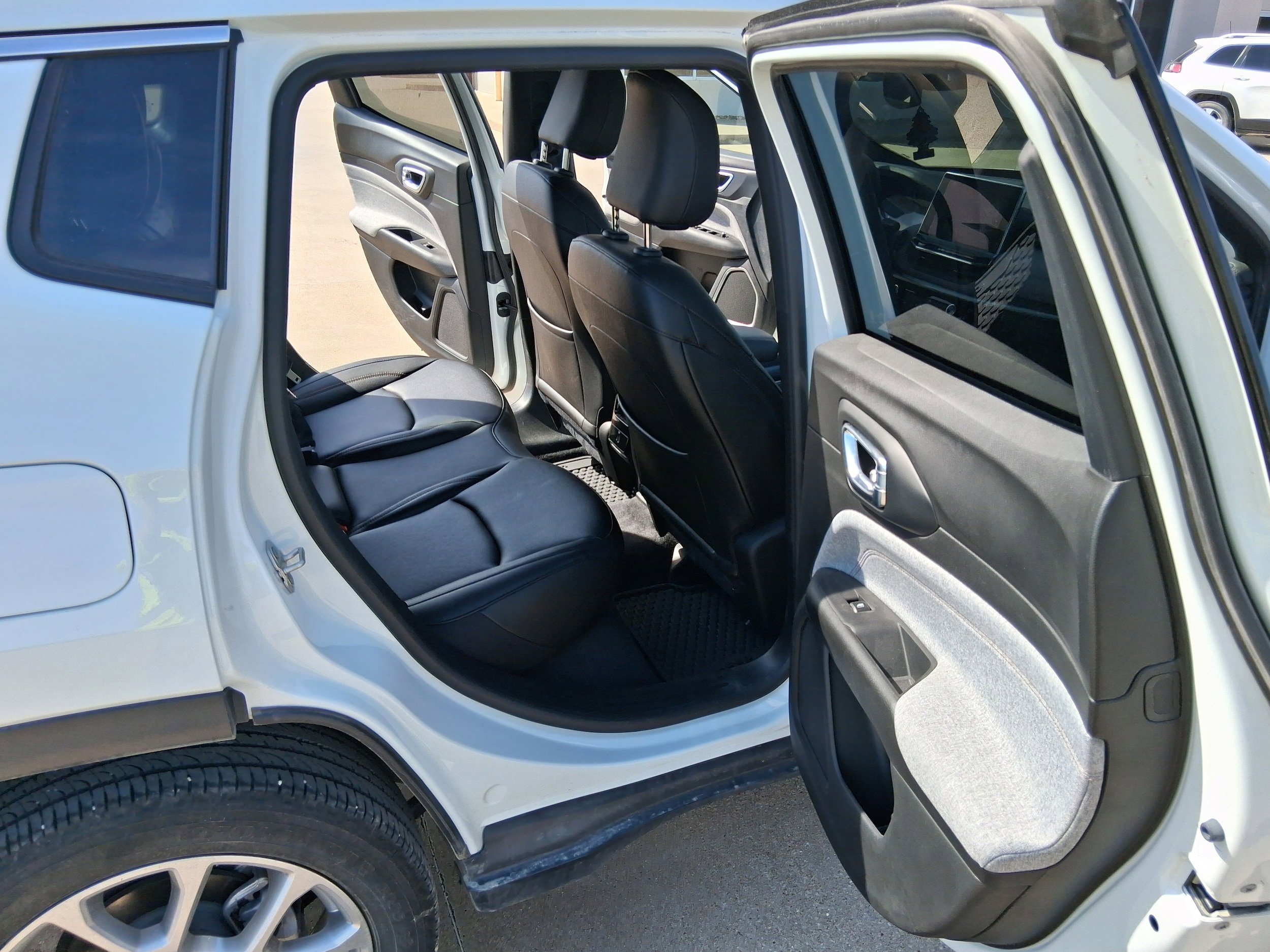 Used 2024 Jeep Compass Latitude image 15