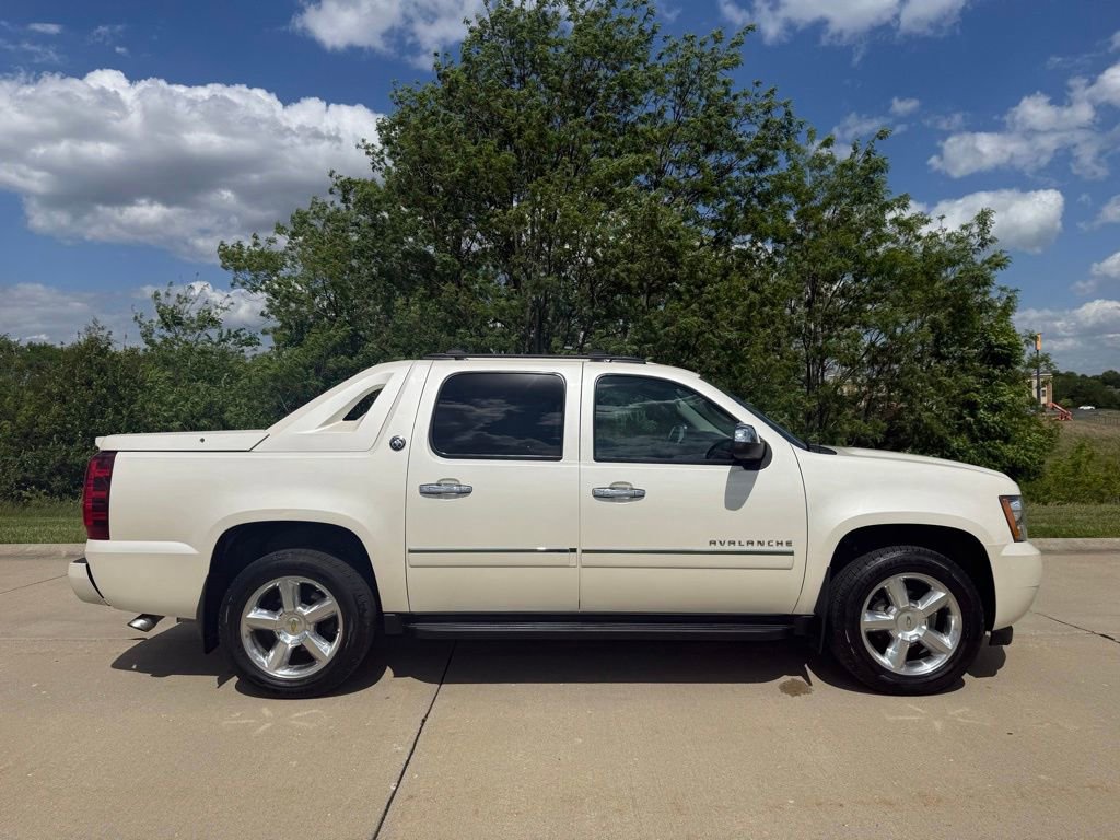 Used 2013 Chevrolet Avalanche LTZ AWD/4WD image 2