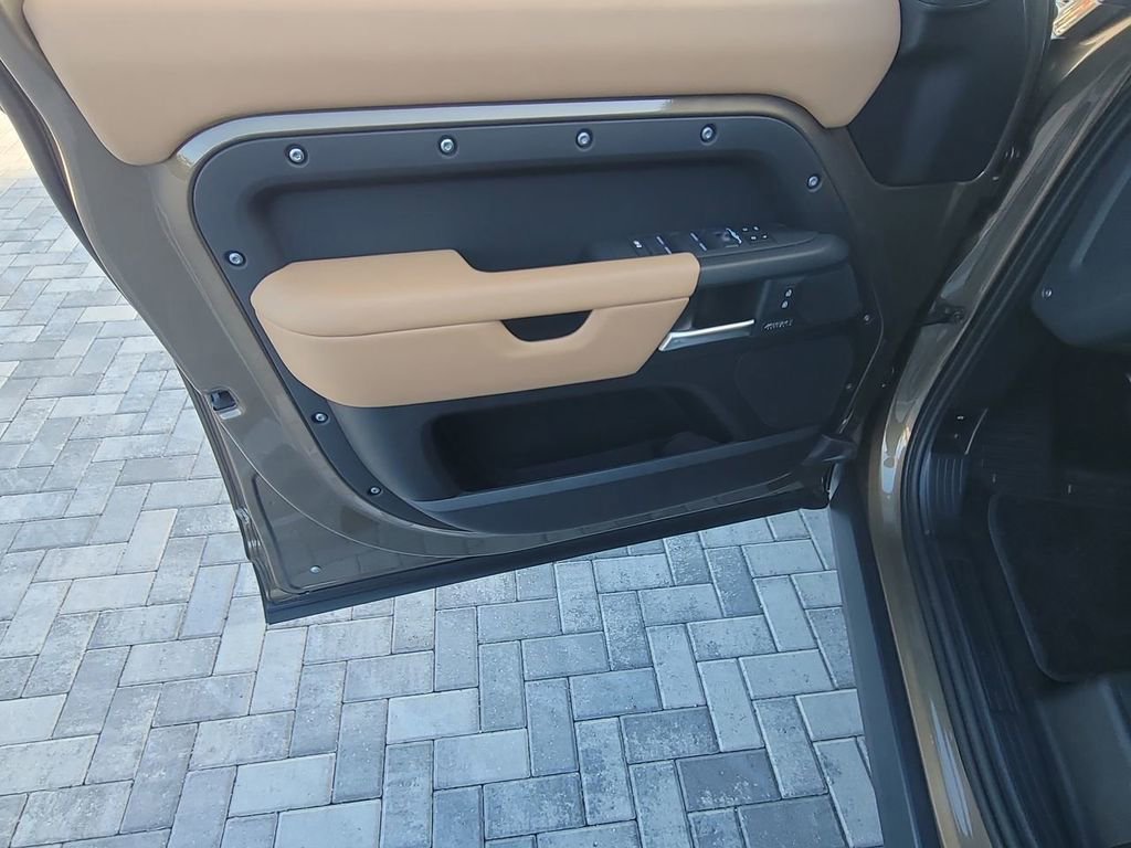 New 2026 Land Rover Defender 130 X-Dynamic SE image 22