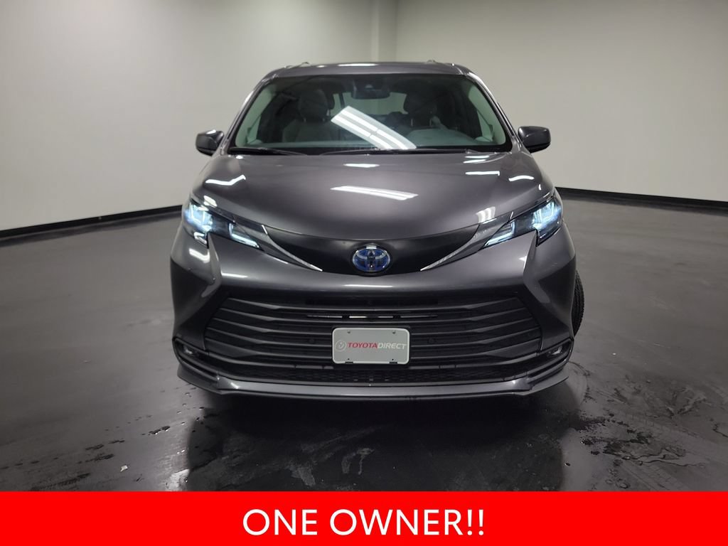 Used 2025 Toyota Sienna XLE w/ XLE Plus Package FWD image 3