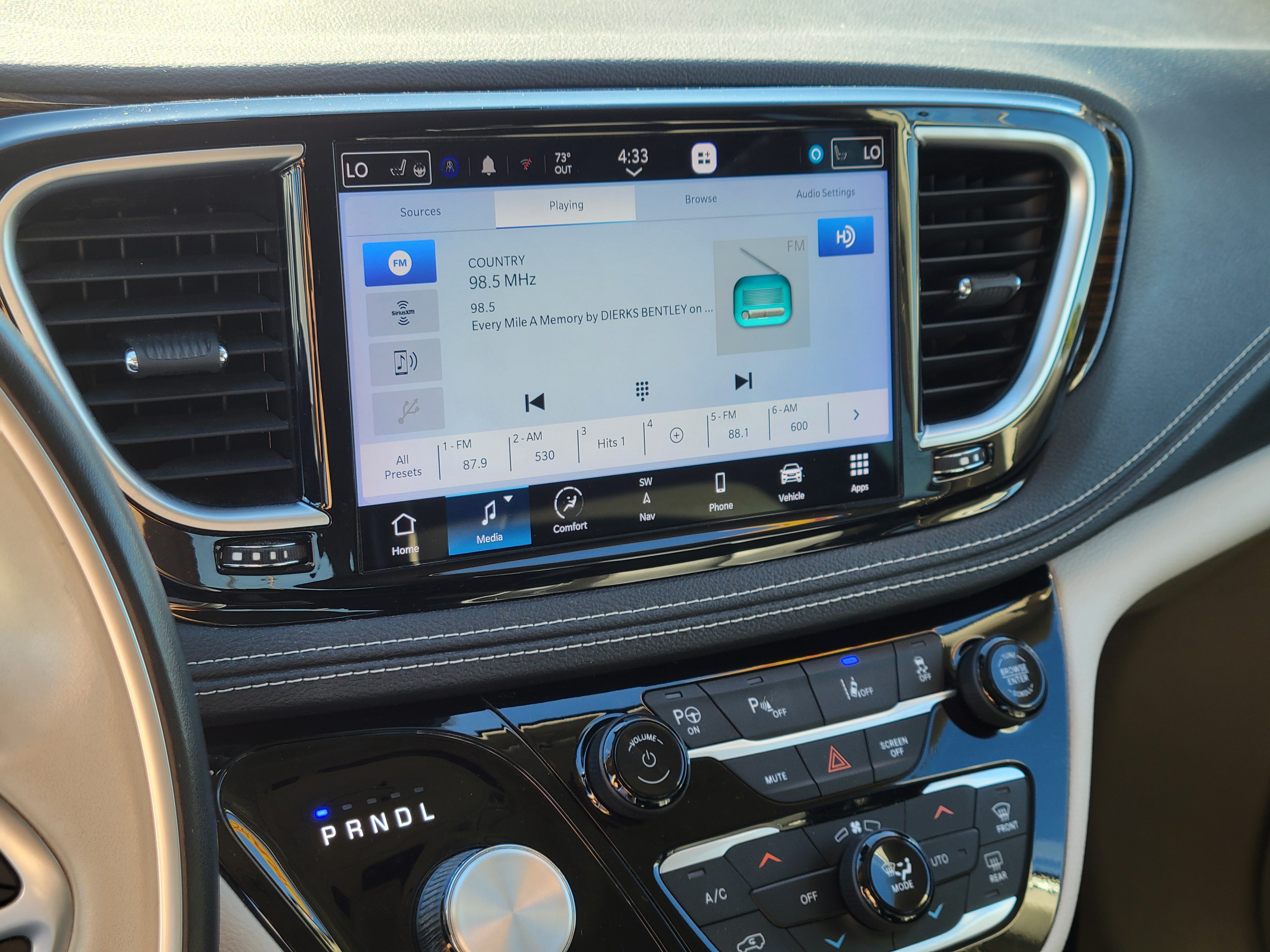 Used 2021 Chrysler Pacifica Limited w/ Uconnect Theater Family Group FWD image 12