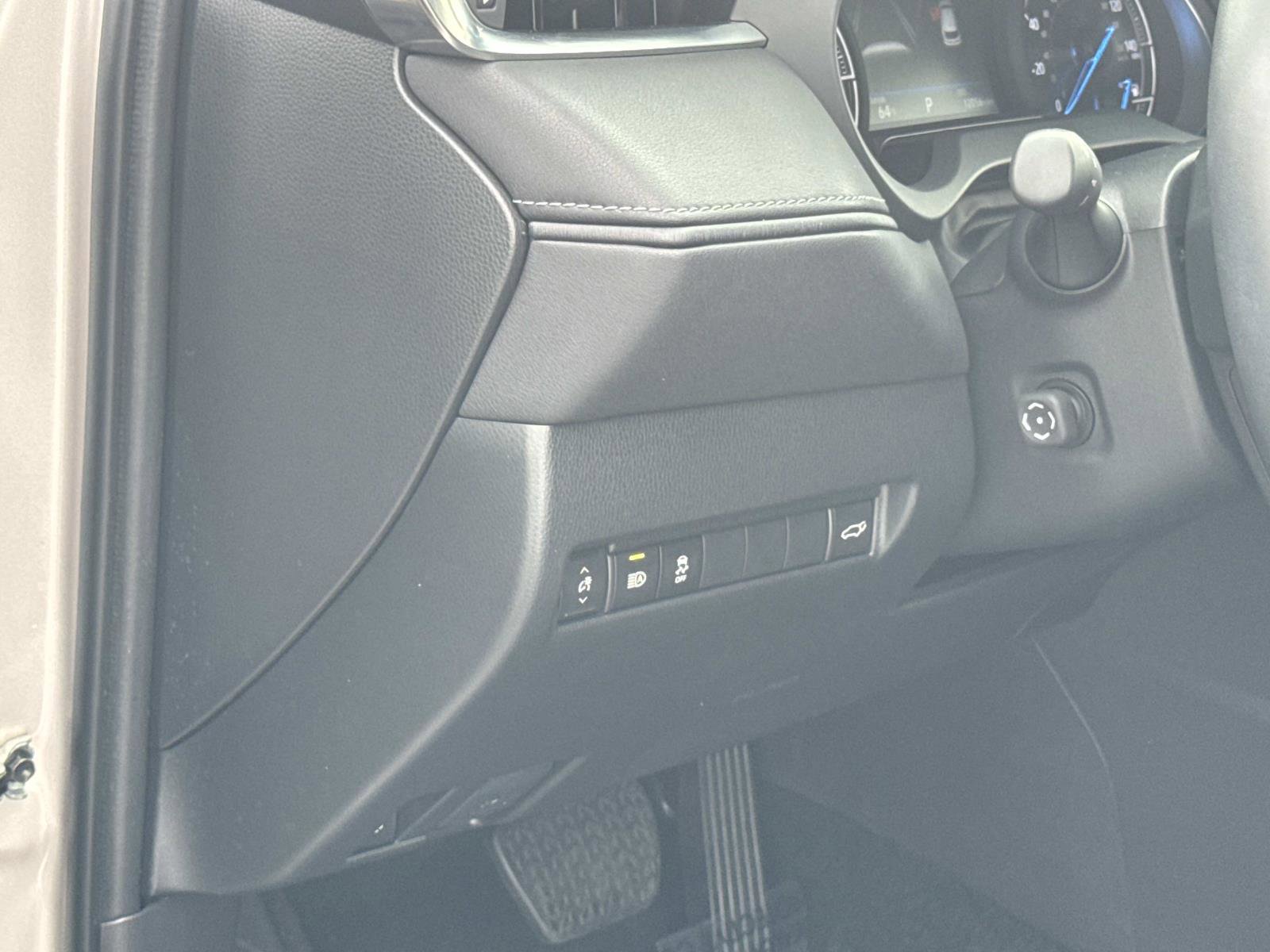 Used 2024 Toyota Venza LE image 13