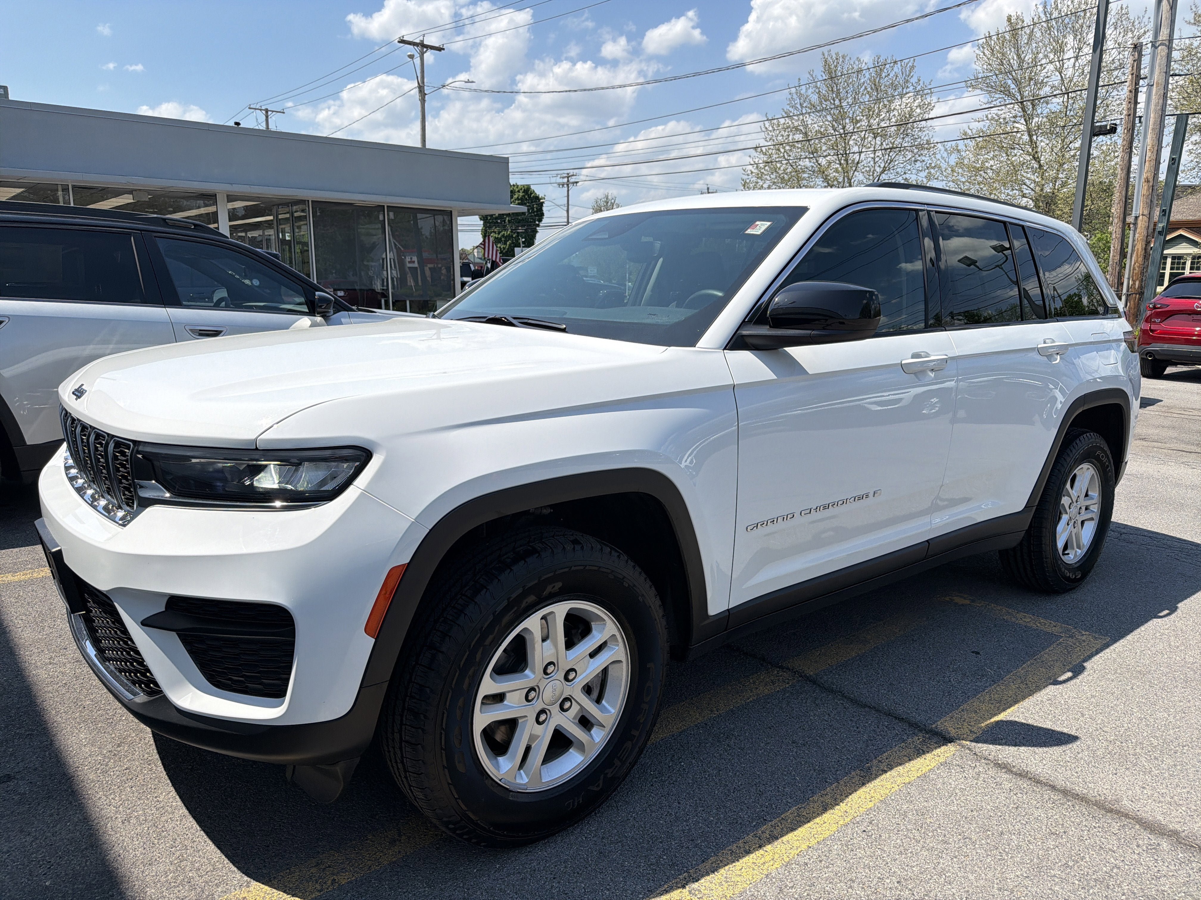 Used 2022 Jeep Grand Cherokee Laredo w/ Luxury Tech Group I AWD/4WD image 4