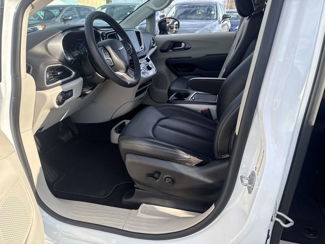Used 2024 Chrysler Pacifica Touring-L image 23