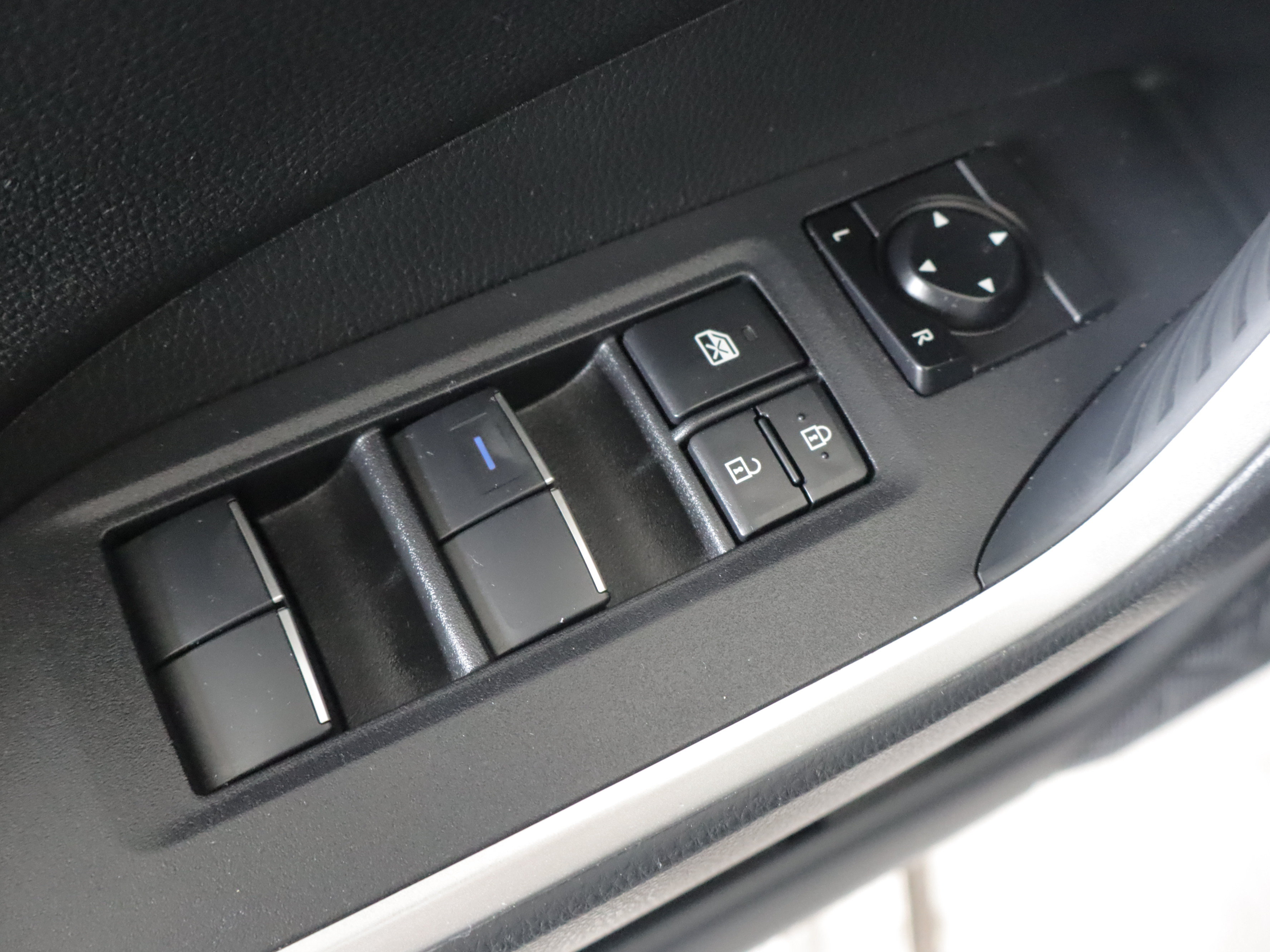 Used 2019 Toyota RAV4 Limited w/ Advanced Technology Package AWD/4WD image 12