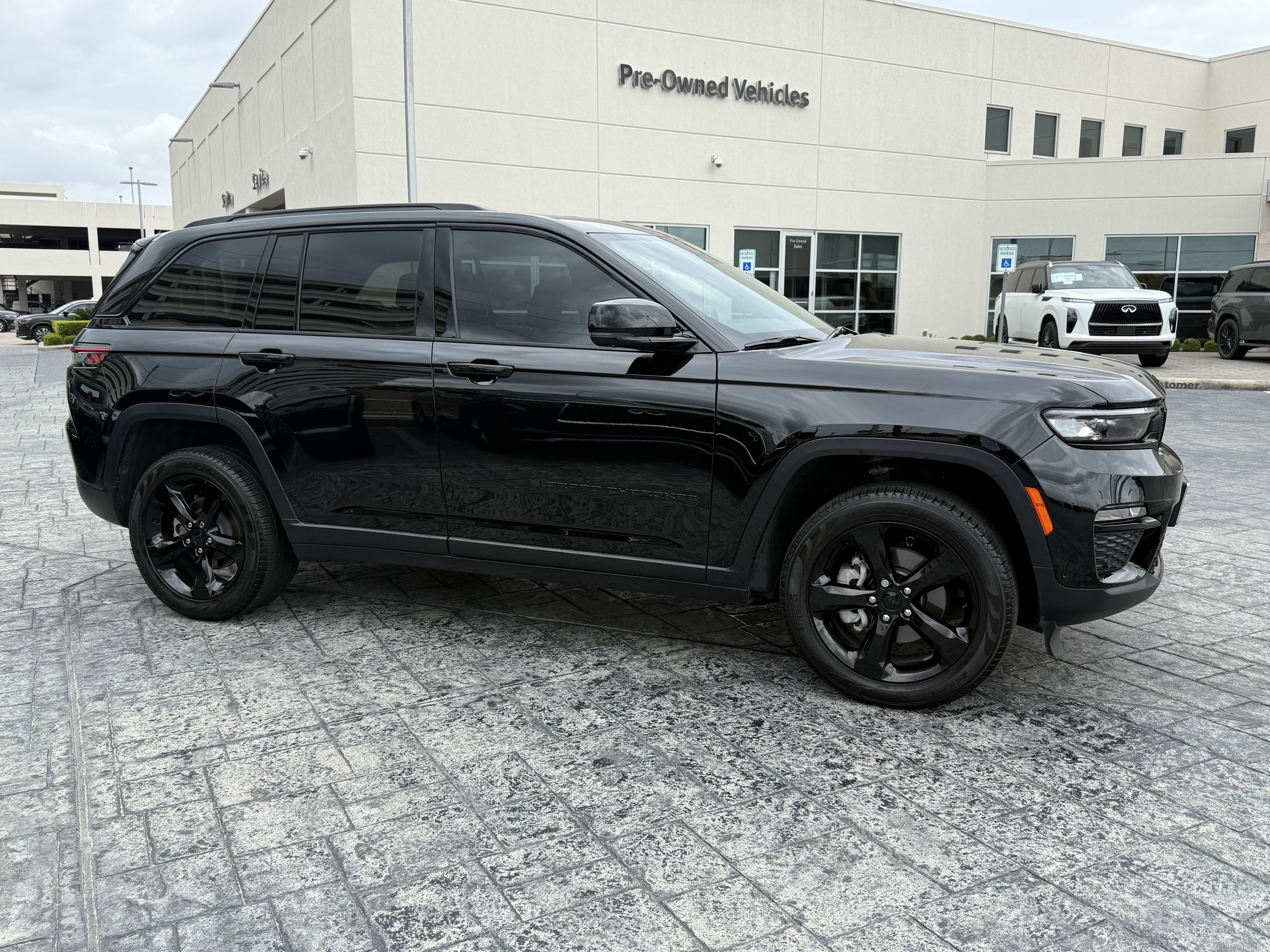 Used 2024 Jeep Grand Cherokee Limited w/ Luxury Tech Group II image 8
