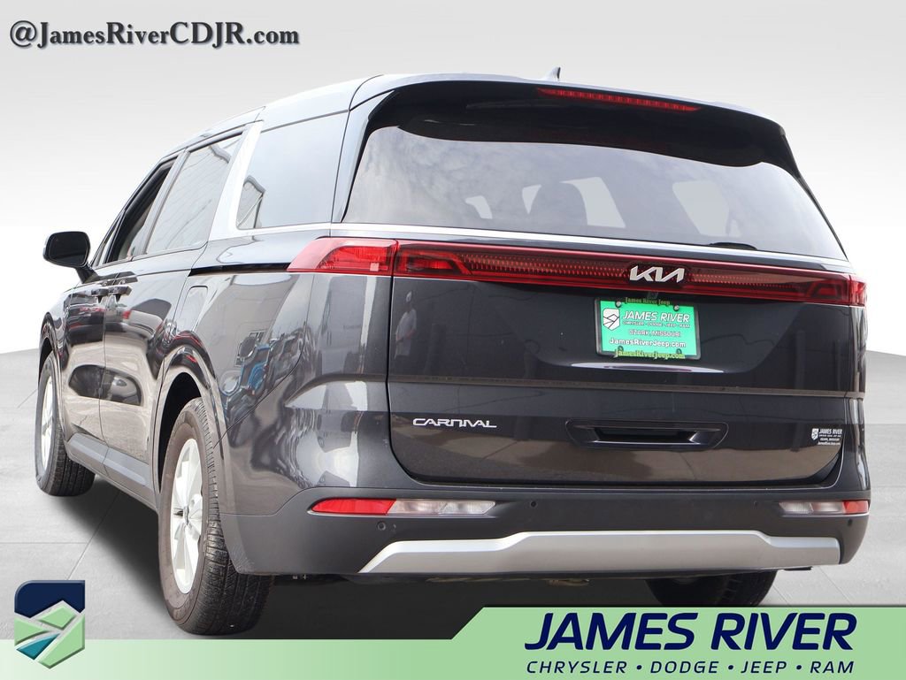 Used 2023 Kia Carnival LX image 3