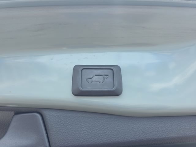 Used 2020 Toyota RAV4 XLE w/ Convenience Package AWD/4WD image 16