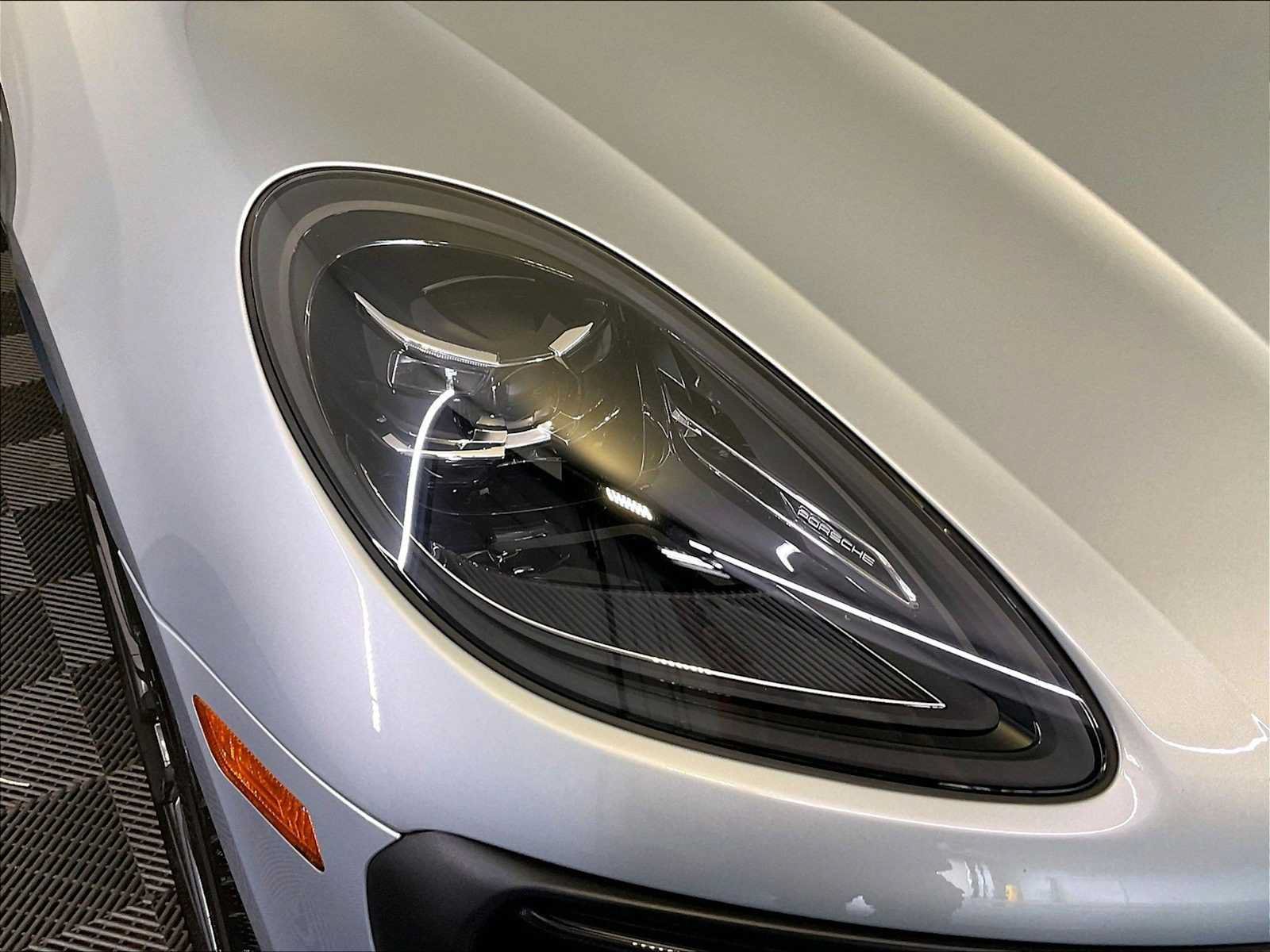 Certified 2023 Porsche Macan AWD/4WD image 12