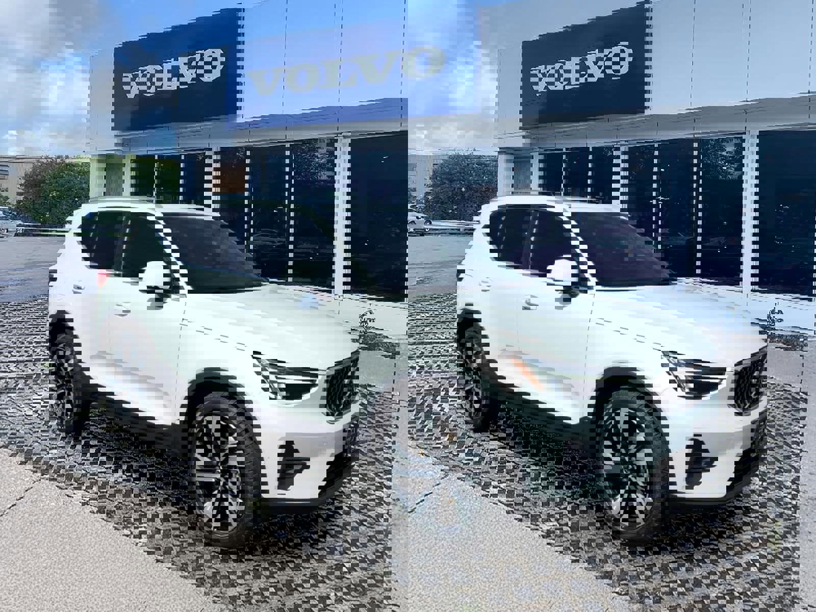 Certified 2023 Volvo XC40 B5 Plus w/ Driver Assist Package image 1